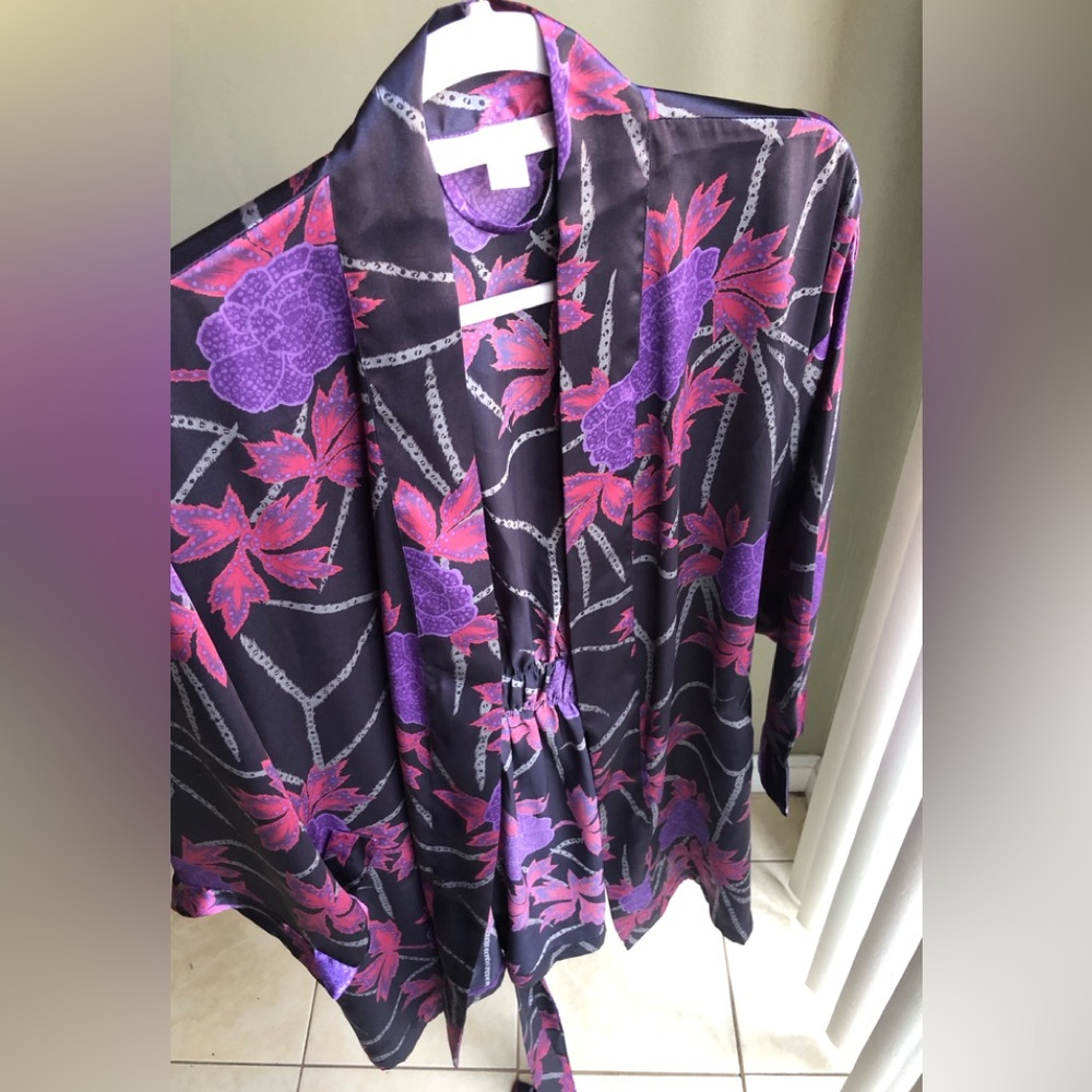 Victoria Secrets Satin Robe Size: One Size - Picture 4 of 10
